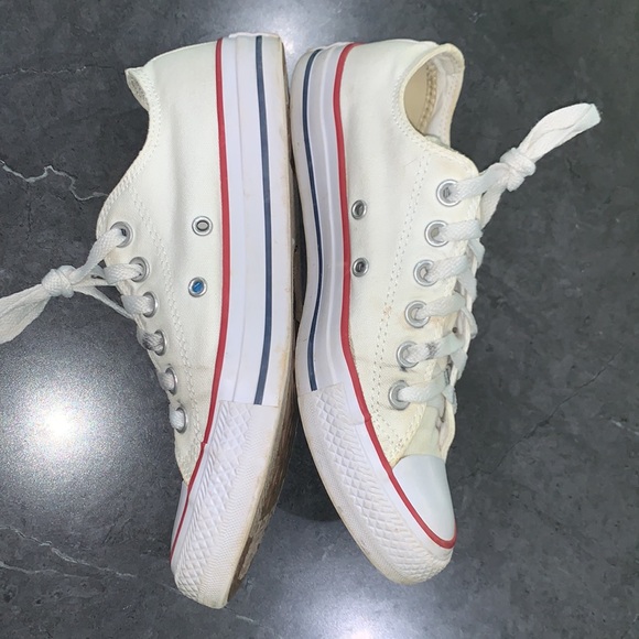 ❌ SOLD ❌ White Converse Shoes - Picture 3 of 5